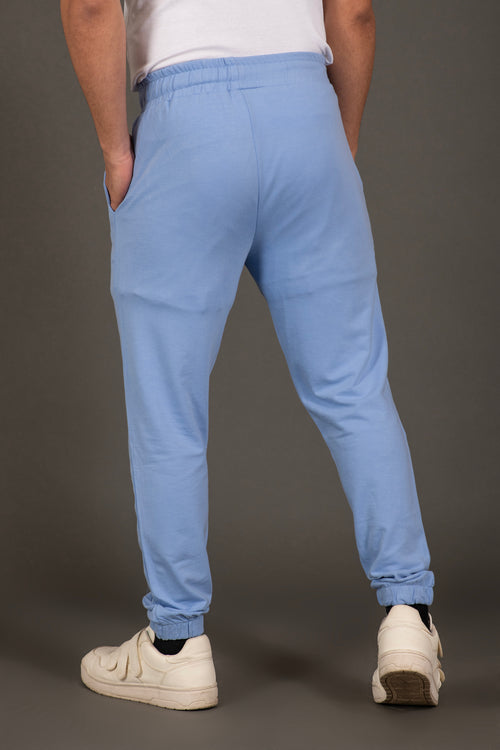 The men's joggers in blue color offer a relaxed fit and are meant a casual day out